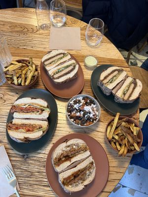 Table   at Les Tontons Veg - Paradis in Paris
