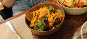 Legumes de saisons frits, glacé à la sauce secrète, corriandre, oignonts fris, filet de mayo goshujang at Les Tontons Veg - Paradis in Paris