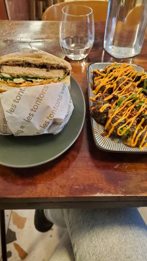 Le burger tonton katsu (si je ne me trompe pas) et les choux de bruxelle en accompagnement. at Les Tontons Veg - Paradis in Paris