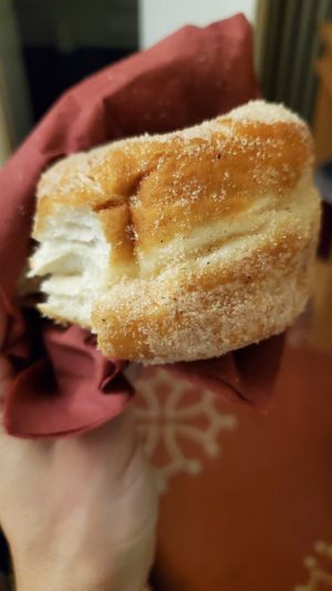 Le donut sucre canelle - tres gourmand, rapelle un peu le beignet at Les Tontons Veg - Paradis in Paris