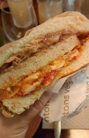 burger les tontons veg at Les Tontons Veg - Paradis in Paris