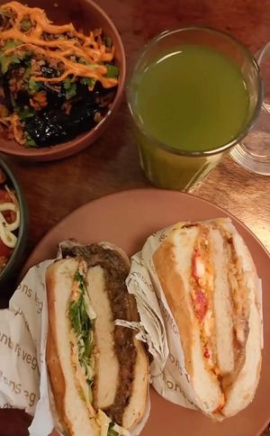 burger les tonstons veg at Les Tontons Veg - Paradis in Paris