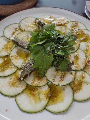 Carpaccio de calabacín con pesto vegano at Tejemaneje in Murcia