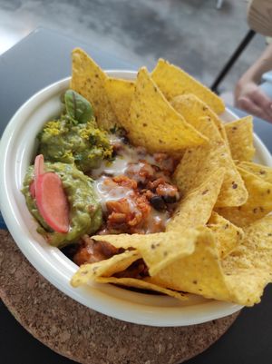 Nachos con guacamole, ragú de tomate y alioli vegano at Tejemaneje in Murcia