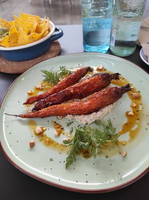 Ensalada de zanahorias horneadas con ricota de anacardos at Tejemaneje in Murcia