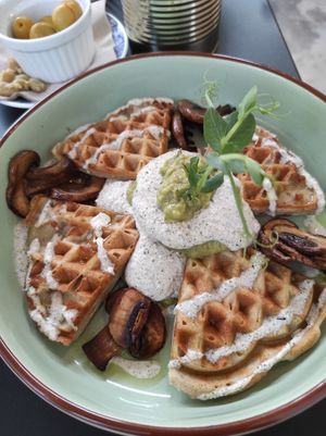 Gofre de sarraceno con cremoso de cáñamo, guacamole y portobello at Tejemaneje in Murcia