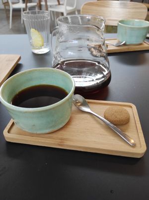 La taza de café de especialidad, servida ya después de haber finalizado el proceso de infusión. at Tejemaneje in Murcia