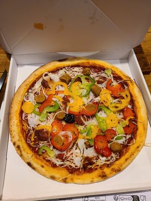 Pizza "HOT" (tomato, vegan cheese, vegan merguez, vegan chorizo, onion, bell pepper). at Pizza Laurent in Maraussan