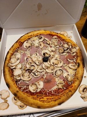 Pizza "CLASSIQUE" (tomato, vegan cheese, vegan ham, mushroom). at Pizza Laurent in Maraussan