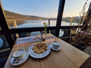 Vegan-glutenfreie Waffel mit Kaffe mit Hafermilch at Café im See - Cafe in The Lake in Bad Arolsen