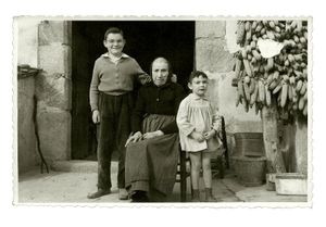 Pere Juanals, el alma de Can Juanals, con su bisabuela y su hermana en 1962.  at Agrobotiga Can Juanals in Conjunt De Castell D Aro