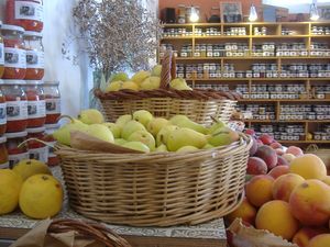 Frutas de verano at Agrobotiga Can Juanals in Conjunt De Castell D Aro