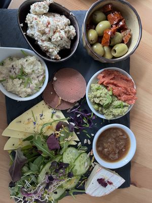 Vegane Aufschnittplatte mit verschiedenen Aufstrichen, Käse und Wurst .  at Vlora & Vauna in Dresden