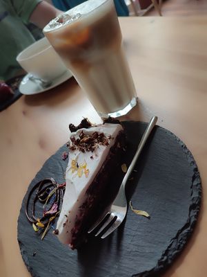 Vegane kirsch-tarte und ein ice Latte  at Vlora & Vauna in Dresden