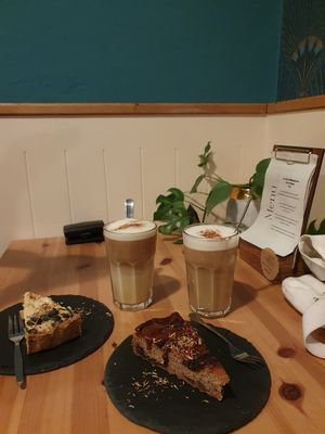 Kürbiskuchen, Haselnusskuchen und Pumpkin Spice Latte >>> sehr lecker at Vlora & Vauna in Dresden