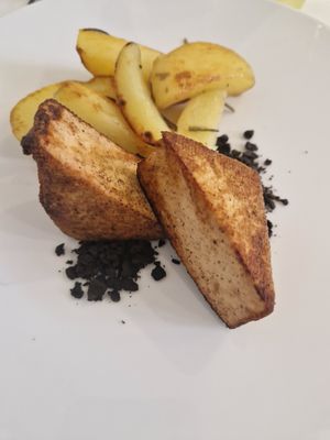 Tofu scottato con patate sautè e polvere di olive nere #Veganuary at La Casupola in Bosisio Parini