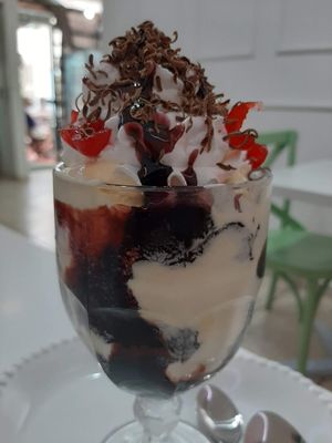 Sorvete na taça com 🍒 at Respect Life - Confeitaria in Bauru