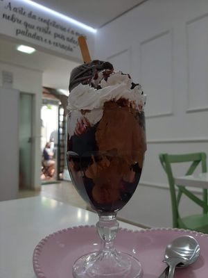 Taça de Sorvete com calda de amarena e picolé de 🍫 at Respect Life - Confeitaria in Bauru