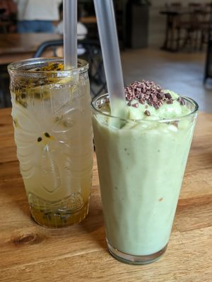 Vegan avocado smoothie and mango & passionfruit at El Rato in Gyeongju-si