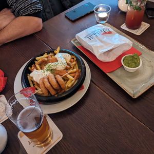 Vegane Pommes mit Veganer Mayo und Erdnusssauce dazu vegane Chicken Nuggets und Pizzabrötchen mit Guacamole at Cafe Extrablatt in Leverkusen