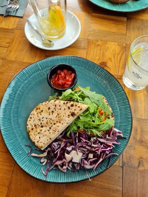 Wholewheat pita with jackfruit, smokey tomato chutney and red cabbage at Sound & Soul Foodbar in Nijmegen