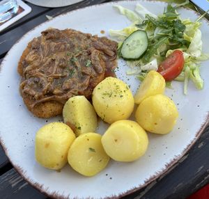 Veganes Schnitzel mit frischen Pfifferlingen (Saisonkarte, 27,90 €)  at Strubel's Gasthaus & Pension in Luebbenau