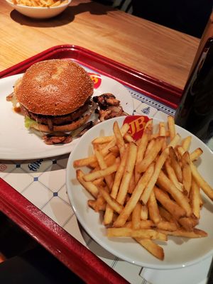 Menu: Vegan mushroom burger, Fries and coke at Jim Block Am Kröpcke in Hannover