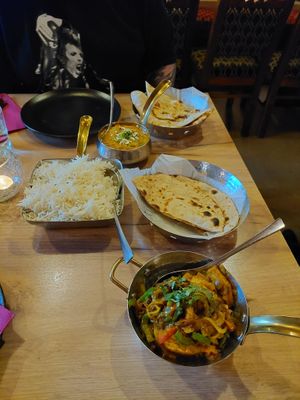 Mutter paneer (vegetarian) & butter naan (vegetarian) & Kadai tofu (vegan) & roti (vegan) at Chakra in Tallinn