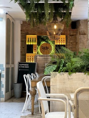 Interior at Tasty Poke Bar in Valencia