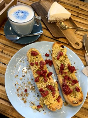 Gluten-free toasts with pistachio spread and raspberries + Coconut cake (vegan and gluten-free by default) at Rompiendo Cocos in Valencia