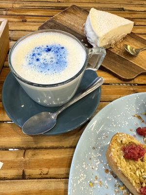 Blue matcha latte (with soy milk) at Rompiendo Cocos in Valencia