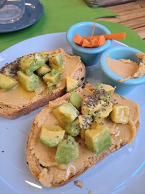 Tostadas con hummus y aguacate at Rompiendo Cocos in Valencia