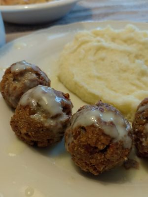 Polpette di lenticchie e purè di cavolfiore at La Bottega - Baiso in Baiso