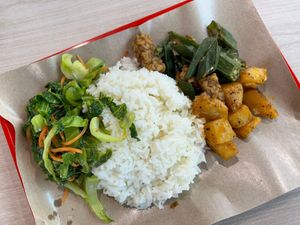Economic rice with green veggie, Tempeh, lady fingers and potatoes  at Joyful Veggies 意乐素食 in North Singapore