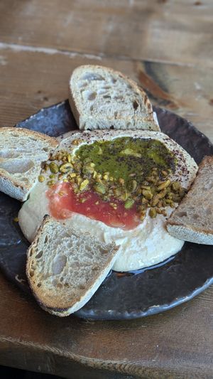 Humus to share (4,95€) at Honest Greens in Lisbon