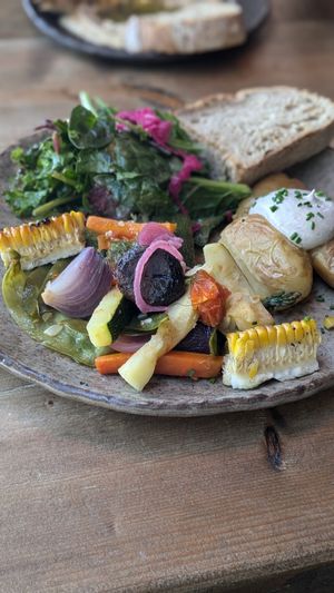 Veggie Plate (smashed Potatoes and veggies) - 8,95€ at Honest Greens in Lisbon
