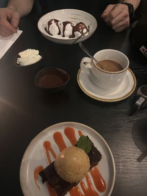 Brownie with caramel ice cream and dame Blanche ice cream with chocolate topping   at Plant A Pizza in Antwerpen