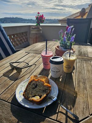 Bahnenkuchen und Möhrenkuchen at Good Mate  in Antibes