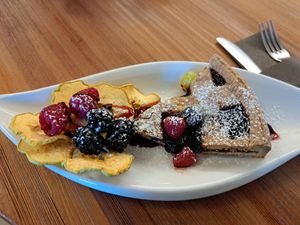 Crostata con frutti di bosco vegana at Pasticceria Dolci Note in Andalo