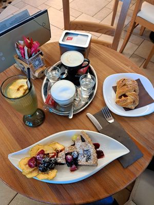 Crostata di frutti di bosco vegana, succo di mela 100% bio, cappuccino di soia con biscottino lotus.
(La treccia e l'altro cappuccino non sono vegani) at Pasticceria Dolci Note in Andalo