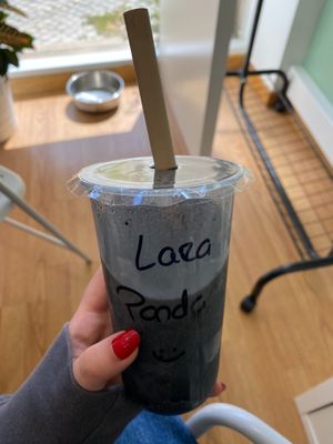 Milk Tea de Panda (cappuccino + carvão proteico) com bobas de tapioca at Mundo às Cores in Torres Novas