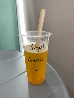 Bubble Tea de Ananás com bobas de maracujá e manga at Mundo às Cores in Torres Novas