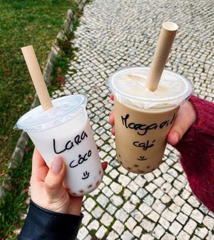 Milk tea de coco com bobas de manga e milk tea de café com bobas de lichia - ambos 500ml - 3,50€ at Mundo às Cores in Torres Novas