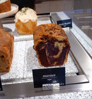 marmor cake 3,60€ at Neues Schwarz - Kaiserstraße in Dortmund