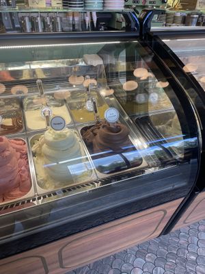 Day before that I had pineapple and dark chocolate   at Anita Gelato in Queenstown