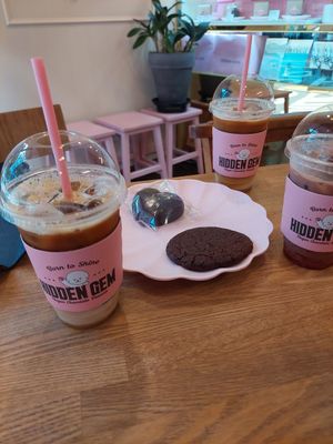 Brownie cookie, pistachio dubai chocolate, butterscotch oat latte iced and Belgium hot chocolate with strawberry iced at Hidden Gem in Seoul