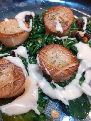 Scallops of mushroom at Vino y Rosas Home Food in Granada