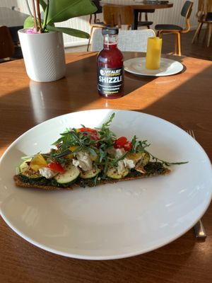 Raw vegan pizza at Vitalist Superfood in Spring Park