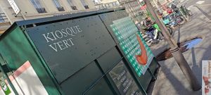 Behind at Le Kiosque Vert - Hot-Dogs in Paris