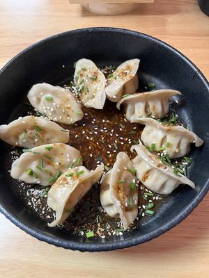 Vegane Maultaschen mit Tofu gefüllt auf Sichuan Sauce   at Isst Balance in Freiburg